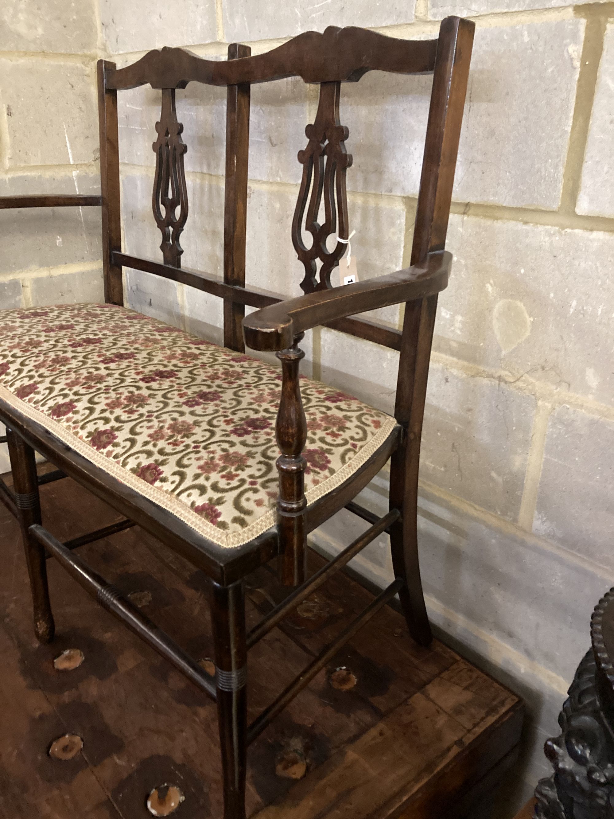 An Edwardian chair back settee, width 119cm, depth 42cm, height 94cm